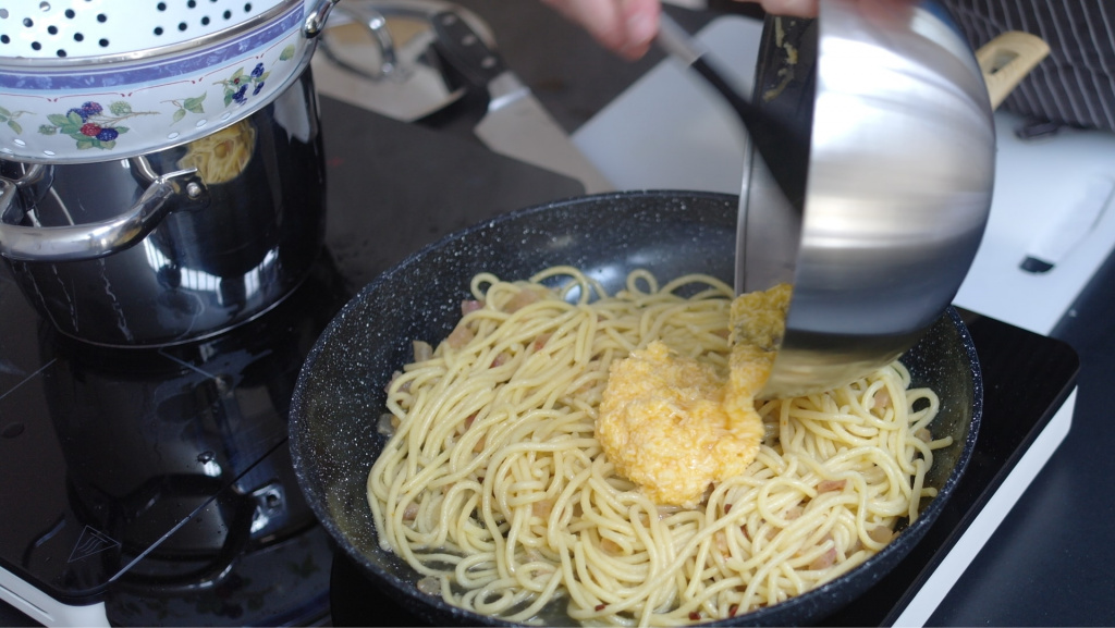 Spaghetti Carbonara - Nudeln zugeben